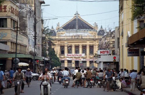 Con phố Tràng Tiền đâm ra Nhà hát Lớn khi đó vẫn còn thông thoáng và không bị che khuất bởi những biển hiệu hay cây cối như hiện nay.